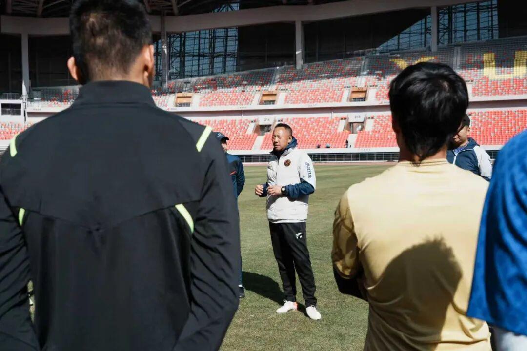 足球篮球赛事-踢遍四级联赛！1米95高中锋加盟榆林，但遭停赛6场无缘足协杯首战