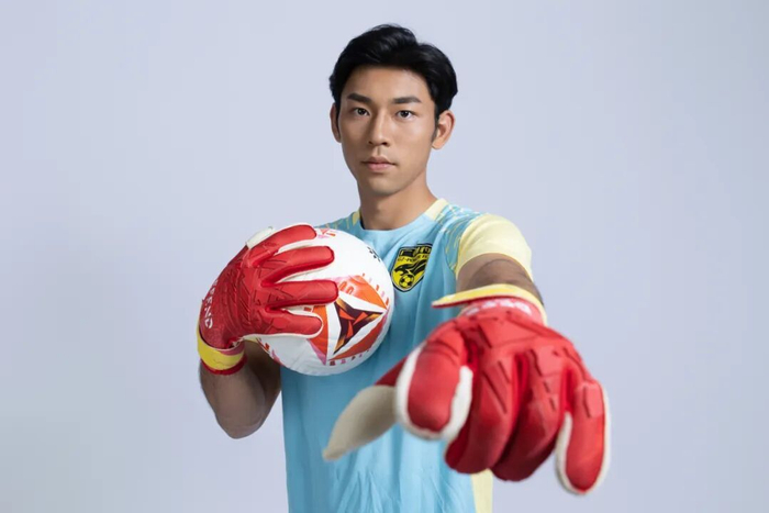 kaiyuntiyu平台-首秀重伤+染红，如今坐稳广州豹主力门将！肖嘉旗：替补不是看客！|足球|足协杯|中甲联赛|U21|足协_新浪新闻